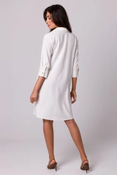 Luźna sukienka z kołnierzykiem guzikami i kieszeniami ecru