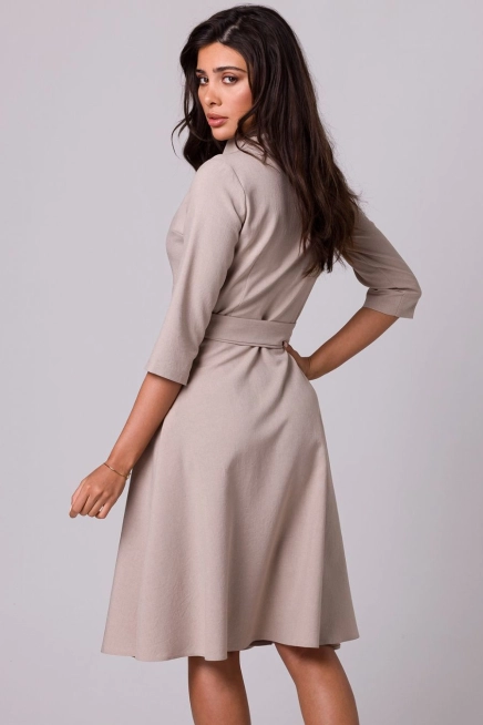 Rozkloszowana sukienka kopertowa z wiązaniem w pasie beżowa