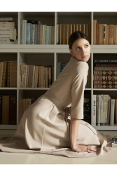 Rozkloszowana sukienka kopertowa z wiązaniem w pasie czarna