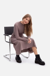 Bawełniana sukienka dzianinowa z golfem rozkloszowana kakao