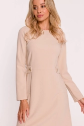 Elegancka sukienka trapezowa z patkami w talii beżowa