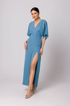 Długa sukienka z dekoltem V i rozcięciem kimonowa niebieska