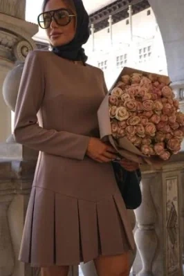 Elegancka krótka sukienka trapezowa z kontrafałdami brązowa