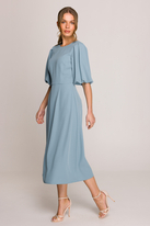 Elegancka sukienka koktajlowa z bufiastymi rękawami błękitna