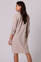 Swobodna sukienka z kołnierzykiem guzikami i kieszeniami beż