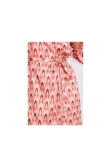 Satynowa sukienka kopertowa z dekoltem V i wiązaniem różowa