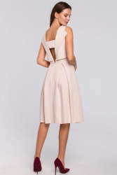 Elegancka rozkloszowana sukienka z dekoltem na plecach beż