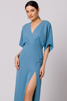 Długa sukienka z dekoltem V i rozcięciem kimonowa niebieska