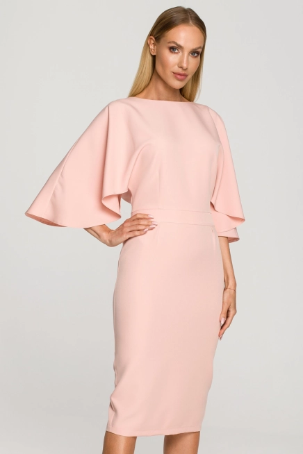 Sukienka ołówkowa z szerokimi rękawami pudrowa z pelerynką