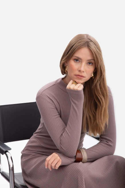 Bawełniana sukienka dzianinowa z golfem rozkloszowana kakao