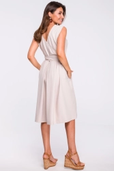 Lniana sukienka na lato rozkloszowana dekolt V i pasek beż