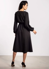 Elegancka sukienka rozkloszowana z długim rękawem czarna