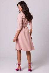 Rozkloszowana sukienka kopertowa z wiązaniem w pasie różowa