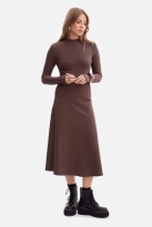 Bawełniana sukienka dzianinowa z golfem rozkloszowana brąz