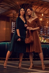 Sukienka welurowa rozkloszowana kopertowa dekolt V różowa