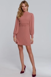 Elegancka sukienka z bufiastymi rękawami pudrowa trapezowa