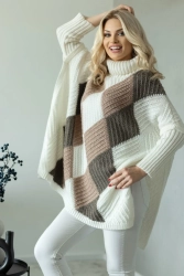 Kolorowy sweter jak ponczo z golfem wzór w romby kremowy