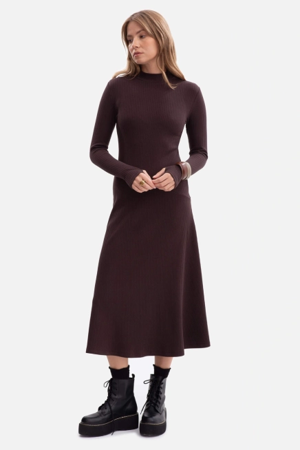 Bawełniana sukienka dzianinowa z golfem rozkloszowana cbrąz