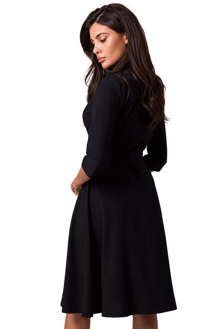 Rozkloszowana sukienka kopertowa z wiązaniem w pasie czarna