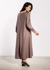 Sukienka rozkloszowana z długim rękawem i paskiem taupe