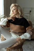 Mięciutki wełniany sweter w kolorowe paski 