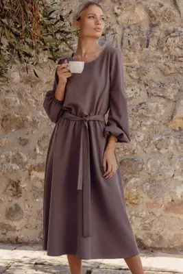 Elegancka sukienka rozkloszowana z długim rękawem taupe