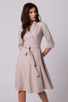 Rozkloszowana sukienka kopertowa z wiązaniem w pasie beżowa