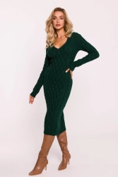 Sweterkowa sukienka z dekoltem V i modnym splotem zielona