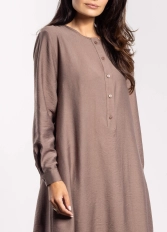 Sukienka rozkloszowana z długim rękawem i paskiem taupe