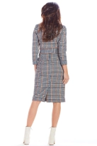 Elegancka kopertowa sukienka w kratę z kołnierzem granat