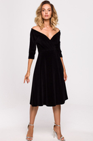 Sukienka welurowa rozkloszowana kopertowa midi z dekoltem V czarna