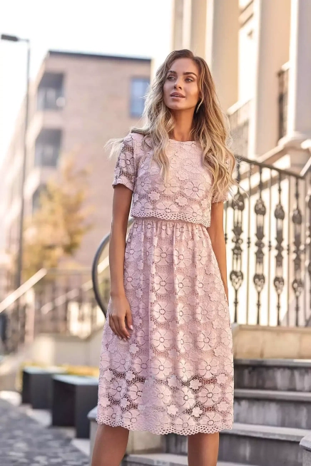 Sukienka na wesele koronkowa lekko rozkloszowana pudrowy róż
