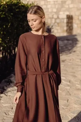 Sukienka rozkloszowana z długim rękawem i paskiem brązowa