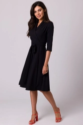 Rozkloszowana sukienka kopertowa z wiązaniem w pasie czarna