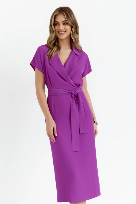 Elegancka sukienka ołówkowa z kołnierzem fioletowa