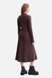 Bawełniana sukienka dzianinowa z golfem rozkloszowana cbrąz