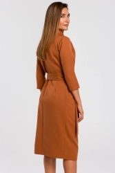 Elegancka sukienka biznesowa kopertowa midi z paskiem ruda
