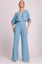 Elegancki kombinezon damski z kopertowym dekoltem niebieski