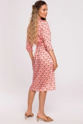 Satynowa sukienka kopertowa z dekoltem V i wiązaniem różowa