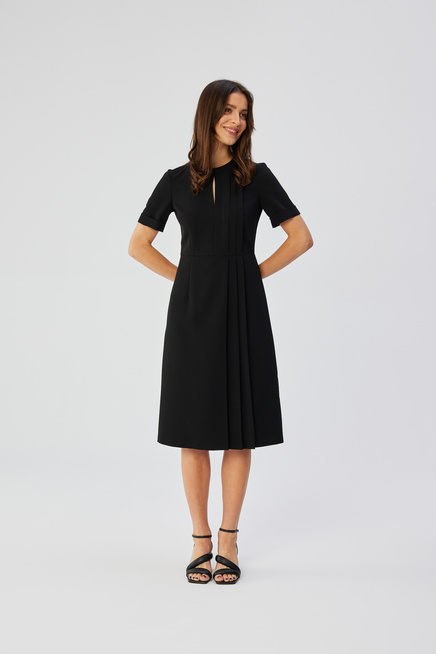 Elegancka sukienka midi z ozdobnymi zakładkami czarna