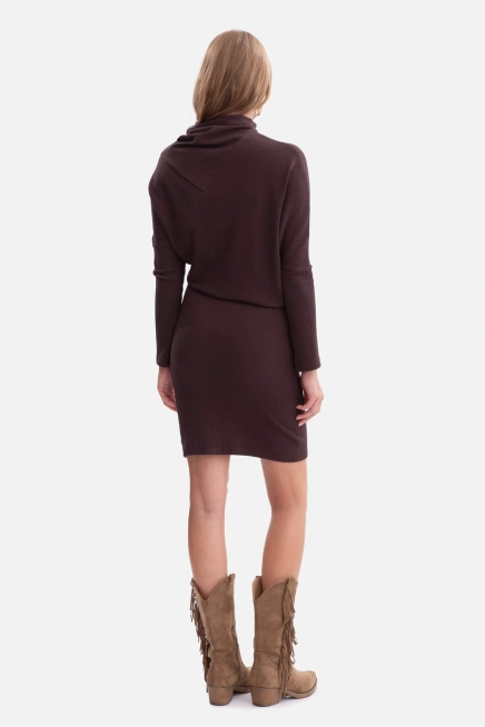 Bawełniana ołówkowa sukienka z dzianiny zbluzowana c.brąz