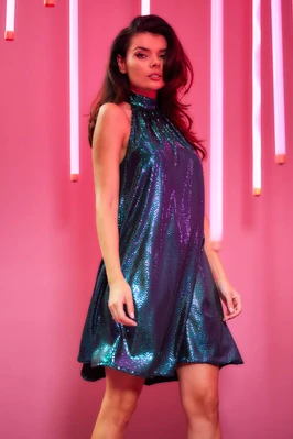 Sukienka trapezowa z dekoltem halter neck błyszcząca zielona