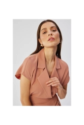 Elegancka sukienka ołówkowa z kołnierzem różana