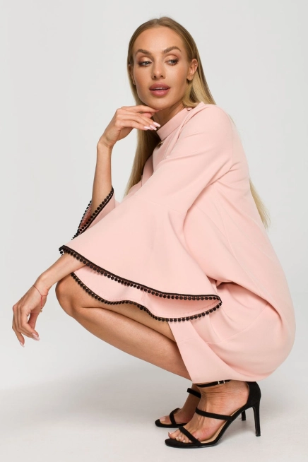 Elegancka sukienka trapezowa z bufiastymi rękawami pudrowa