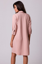 Swobodna sukienka z kołnierzykiem guzikami i kieszeniami róż