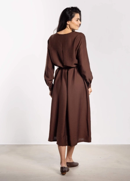 Elegancka sukienka rozkloszowana z długim rękawem brązowa