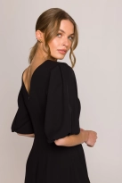 Elegancka sukienka koktajlowa z bufiastymi rękawami czarna