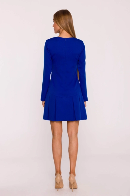 Elegancka krótka sukienka trapezowa z kontrafałdami chabrowa