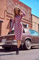 Ołówkowa sukienka z nadrukiem koszulowa góra i kołnierzyk