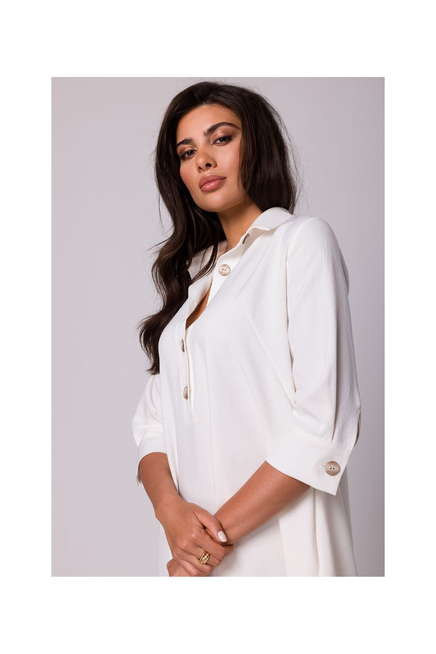 Swobodna sukienka z kołnierzykiem guzikami i kieszeniami ecru 